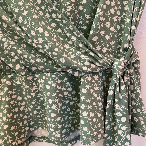 Green Vneck cross over top - Picture 3 of 3